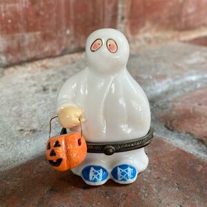 Tiny ghost trinket holder with tiny candy